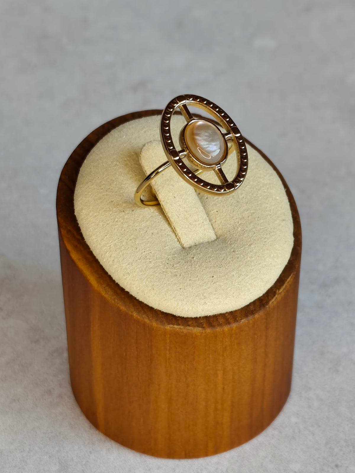 Idée cadeau originale & Noces de nacre. Bague mini ovale ajustable Sillage en nacre grise et acier inoxydable doré 18k - Atelier plum' de nacre