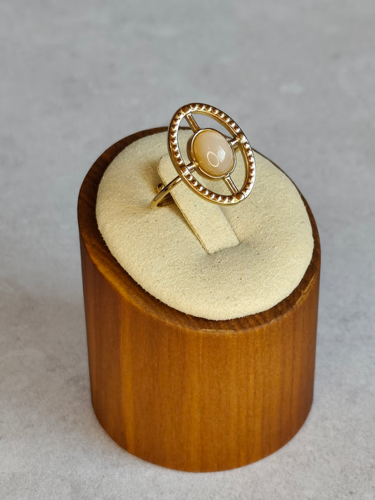 Idée cadeau originale & Noces de nacre. Bague mini ovale ajustable Sillage en nacre grise et acier inoxydable doré 18k - Atelier plum' de nacre