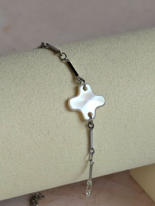 Idée cadeau originale & Noces de nacre. Bracelet trinité croix, trefle ou signe épuré plus positif selon le regard, ajustable, en nacre grise et acier inoxydable - Atelier plum' de nacre