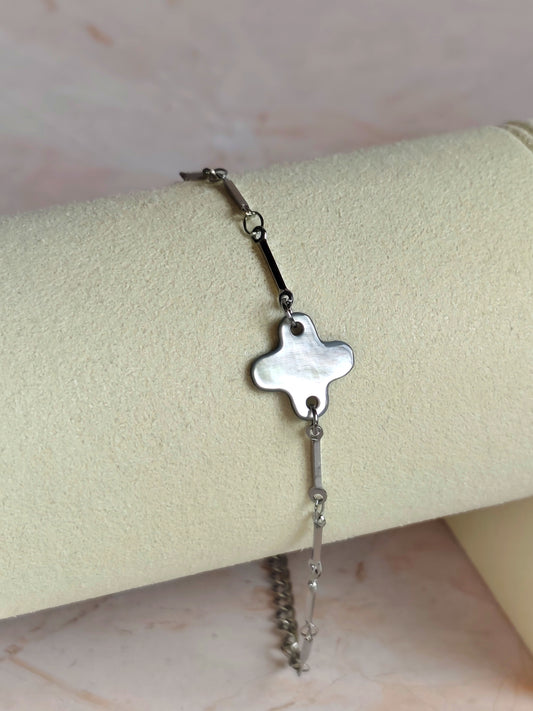 Idée cadeau originale & Noces de nacre. collier trinité croix, trefle ou signe épuré plus positif selon le regard, ajustable, en nacre grise et acier inoxydable - Atelier plum' de nacre