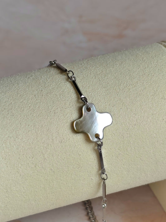Idée cadeau originale & Noces de nacre. collier trinité croix, trefle ou signe épuré plus positif selon le regard, ajustable, en nacre grise et acier inoxydable - Atelier plum' de nacre