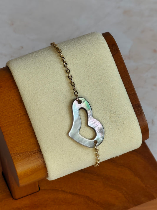 Idée cadeau originale & Noces de nacre. Bracelet ajustable coeur de nacre, en nacre grise et acier inoxydable doré 24k - Atelier plum' de nacre