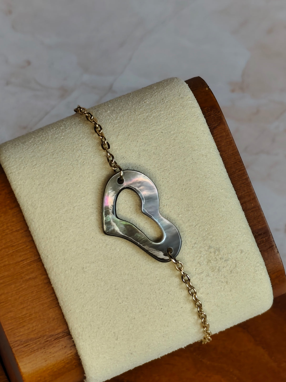 Idée cadeau originale & Noces de nacre. Bracelet ajustable coeur de nacre, en nacre grise et acier inoxydable doré 24k - Atelier plum' de nacre