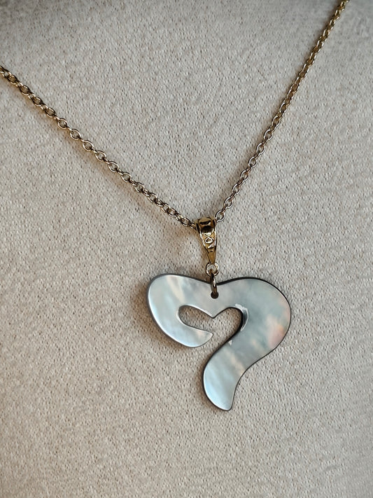 Idée cadeau originale & Noces de nacre. Collier coeur ajouré ajustable coeur de nacre en nacre grise, acier inoxydable, Argent 925/1000 et acier doré 18k - Atelier plum' de nacre