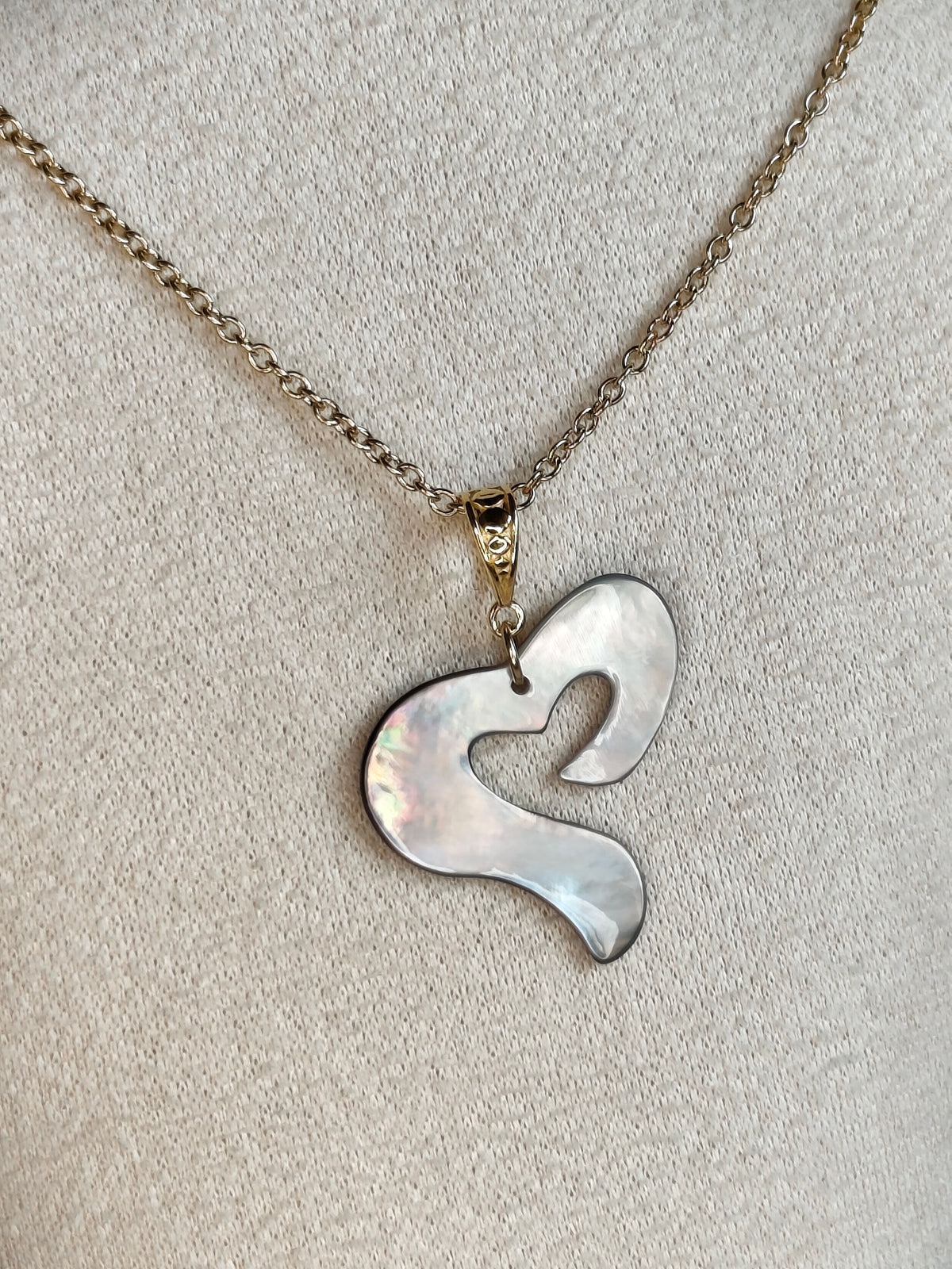 Idée cadeau originale & Noces de nacre. Collier coeur ajouré ajustable coeur de nacre en nacre grise, acier inoxydable, Argent 925/1000 et acier doré 18k - Atelier plum' de nacre