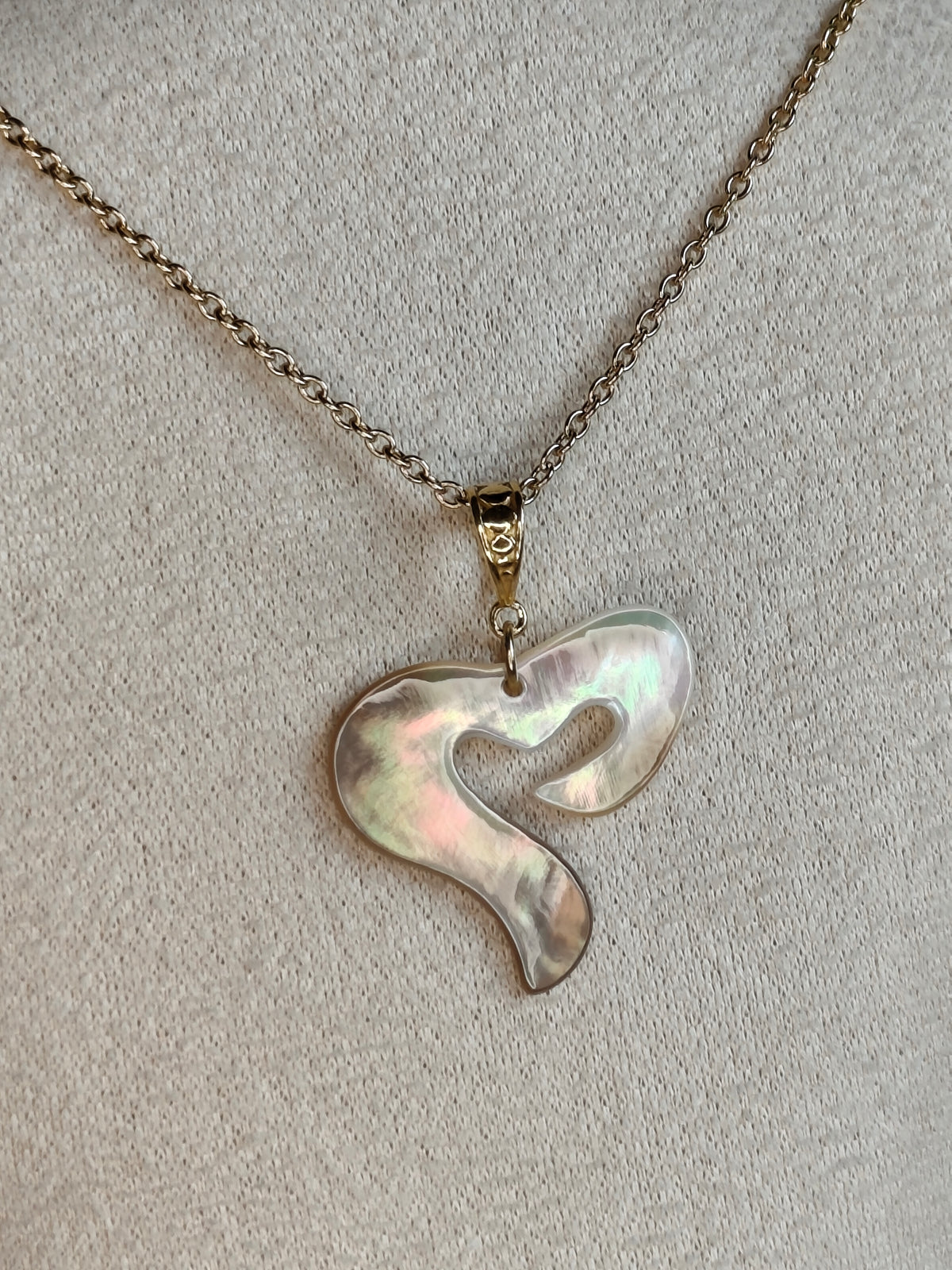 Idée cadeau originale & Noces de nacre. Collier coeur ajouré ajustable coeur de nacre en nacre grise, acier inoxydable, Argent 925/1000 et acier doré 18k - Atelier plum' de nacre