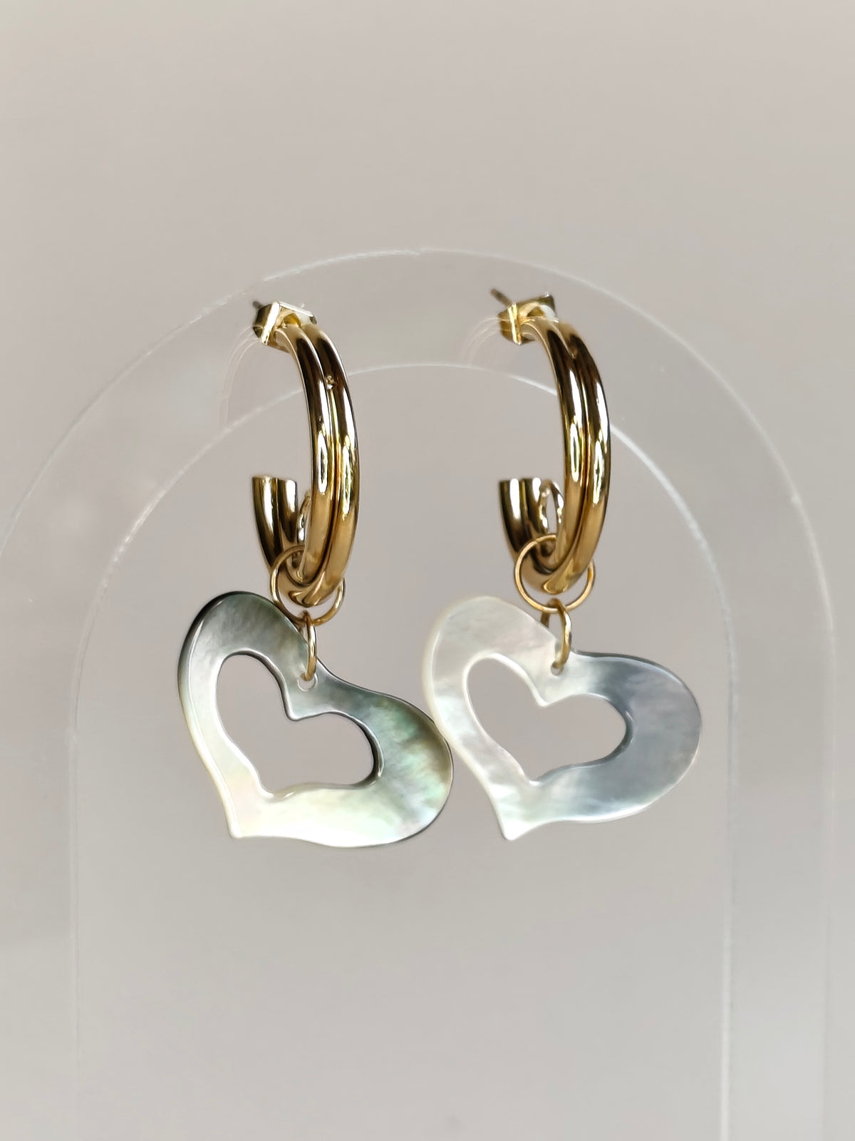 Idée cadeau originale & Noces de nacre. Boucles d'oreilles coeur de nacre, en nacre grise et acier inoxydable doré 18k - Atelier plum' de nacre