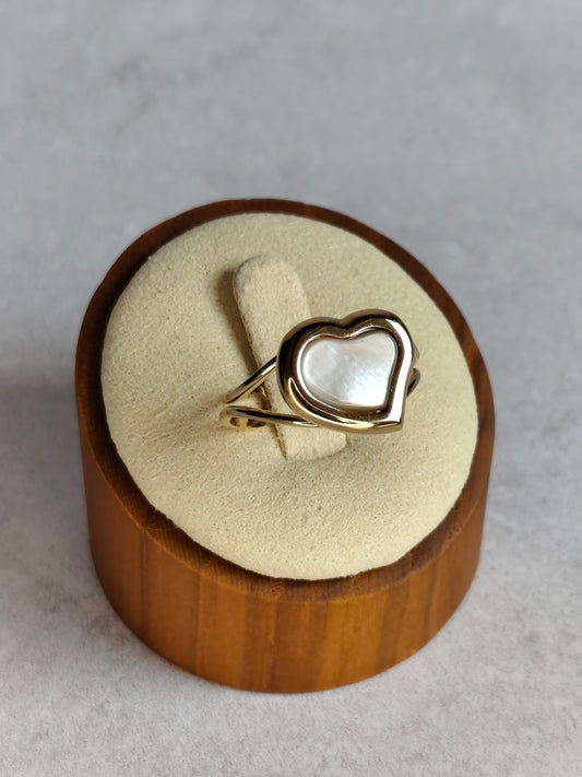 Idée cadeau originale & Noces de nacre. Bague coeur de nacre ajustable en nacre grise et acier inoxydable plaqué or 18K - Atelier plum' de nacre