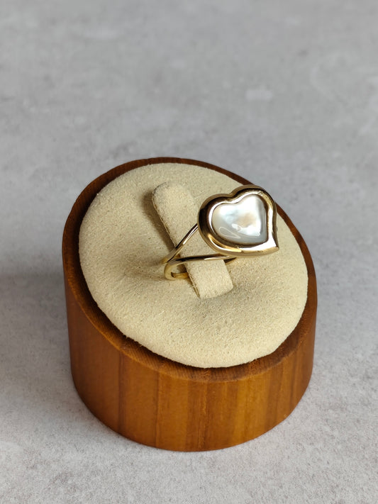 Idée cadeau originale & Noces de nacre. Bague coeur de nacre ajustable en nacre grise et acier inoxydable plaqué or 18K - Atelier plum' de nacre