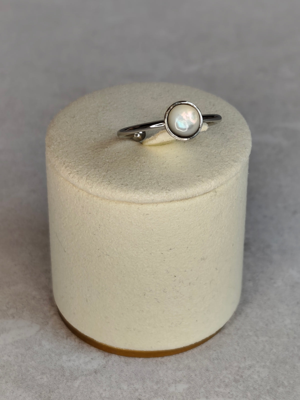 Idée cadeau originale & Noces de nacre. Bague fine éclipse mini pastille ajustable en nacre grise et acier inoxydable - Atelier plum' de nacre