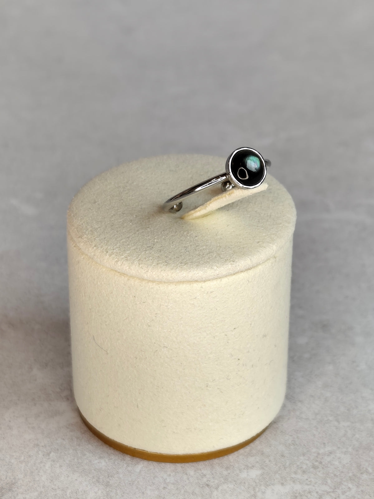 Idée cadeau originale & Noces de nacre. Bague fine éclipse mini pastille ajustable en nacre grise et acier inoxydable - Atelier plum' de nacre
