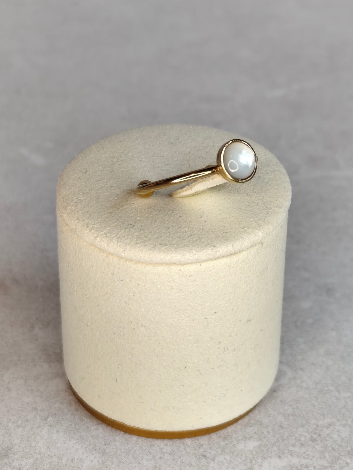 Idée cadeau originale & Noces de nacre. Bague fine éclipse mini pastille ajustable en nacre grise et acier inoxydable - Atelier plum' de nacre