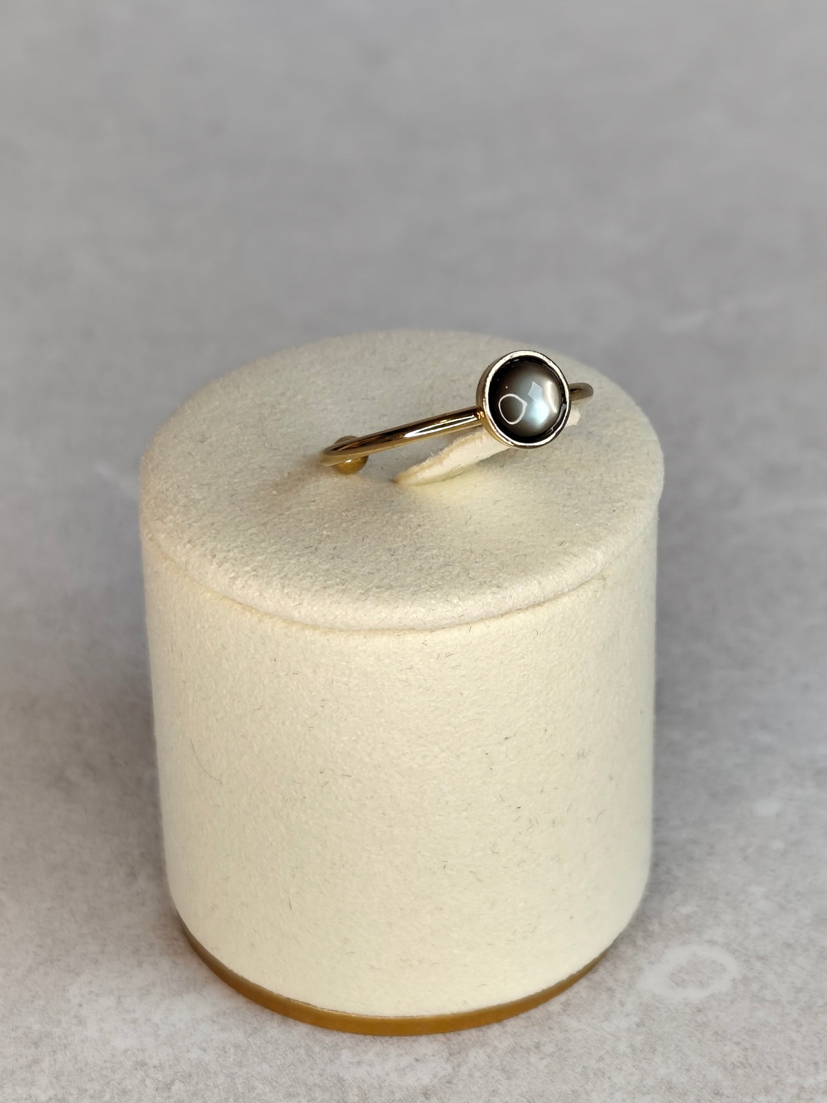 Idée cadeau originale & Noces de nacre. Bague fine éclipse mini pastille ajustable en nacre grise et acier inoxydable - Atelier plum' de nacre