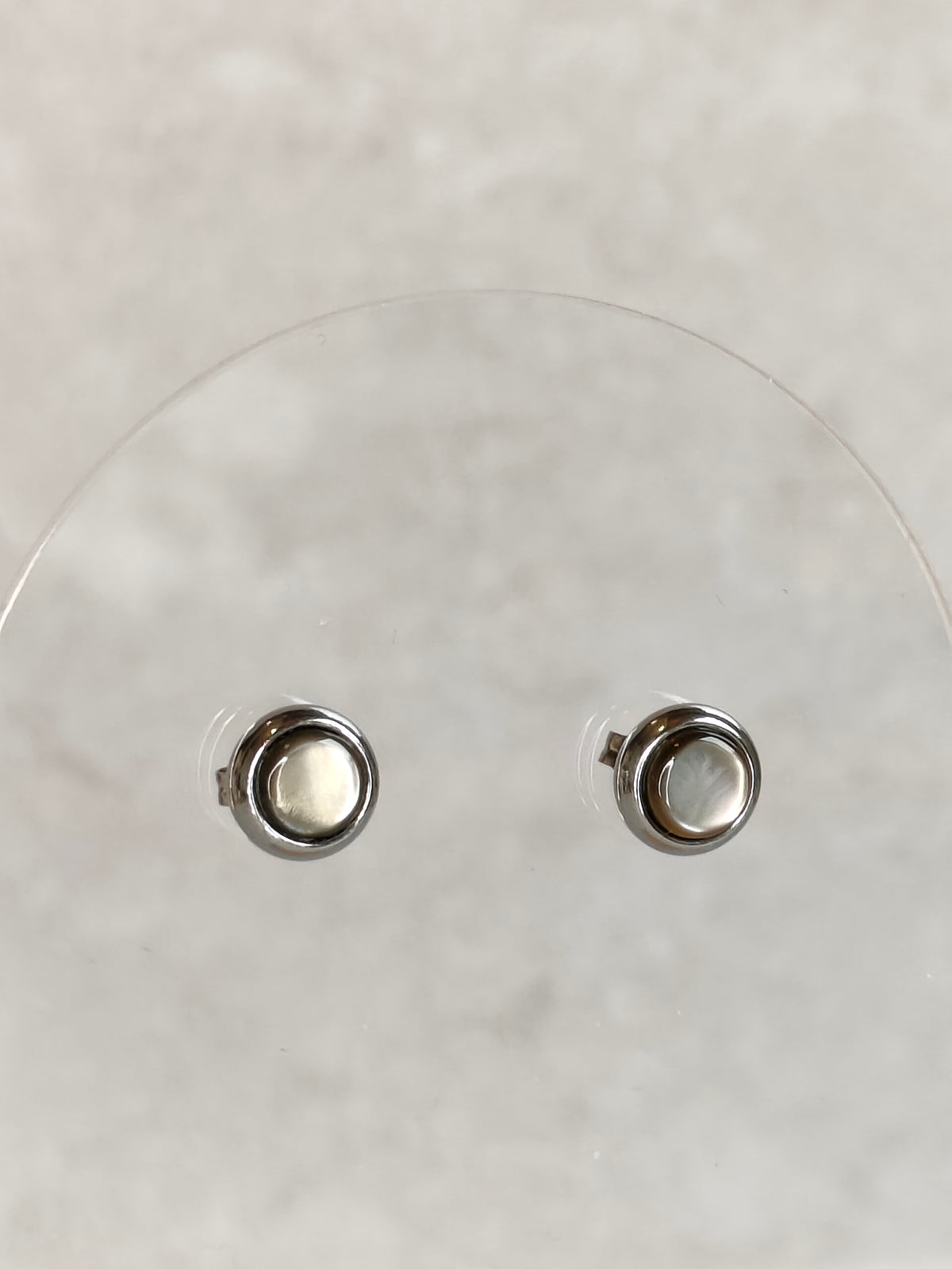 Idée cadeau originale & Noces de nacre. Puces boucles d'oreilles éclipse mini pastille en nacre grise et acier inoxydable - Atelier plum' de nacre