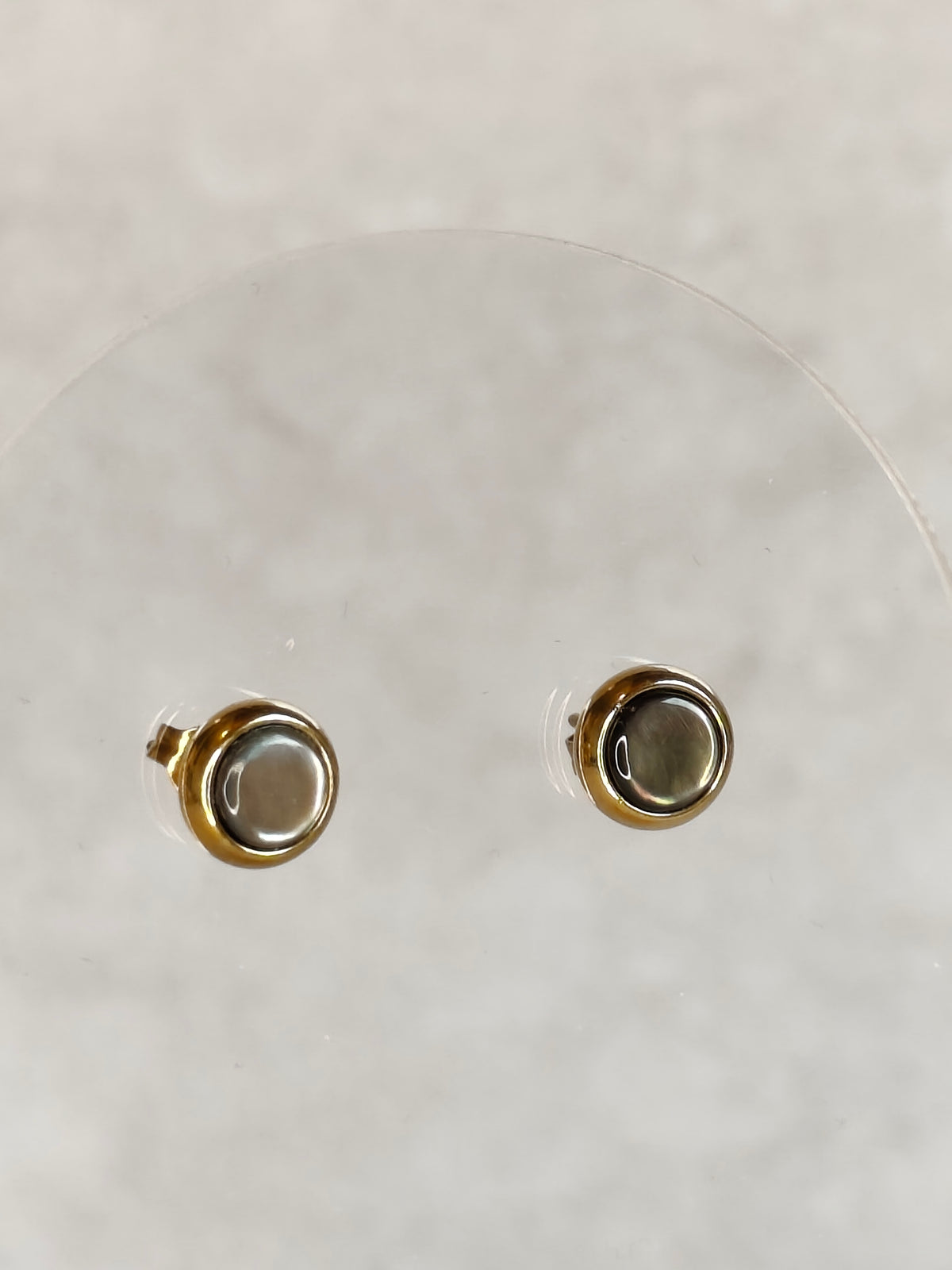 Idée cadeau originale & Noces de nacre. Puces boucles d'oreilles éclipse mini pastille en nacre grise et acier inoxydable - Atelier plum' de nacre