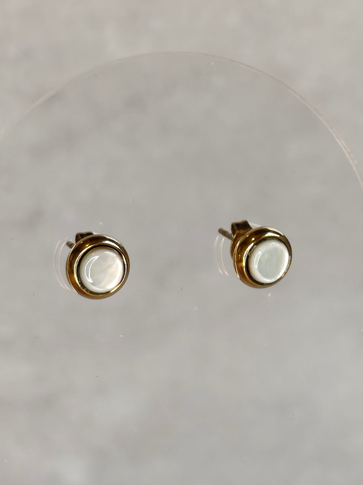 Idée cadeau originale & Noces de nacre. Puces boucles d'oreilles éclipse mini pastille en nacre grise et acier inoxydable - Atelier plum' de nacre